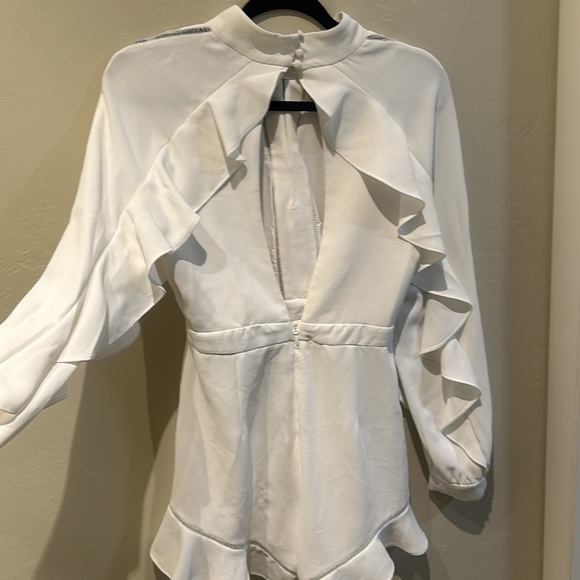 BCBG MAXAZRIA. White short jumpsuit. size “M” - Picture 3 of 4
